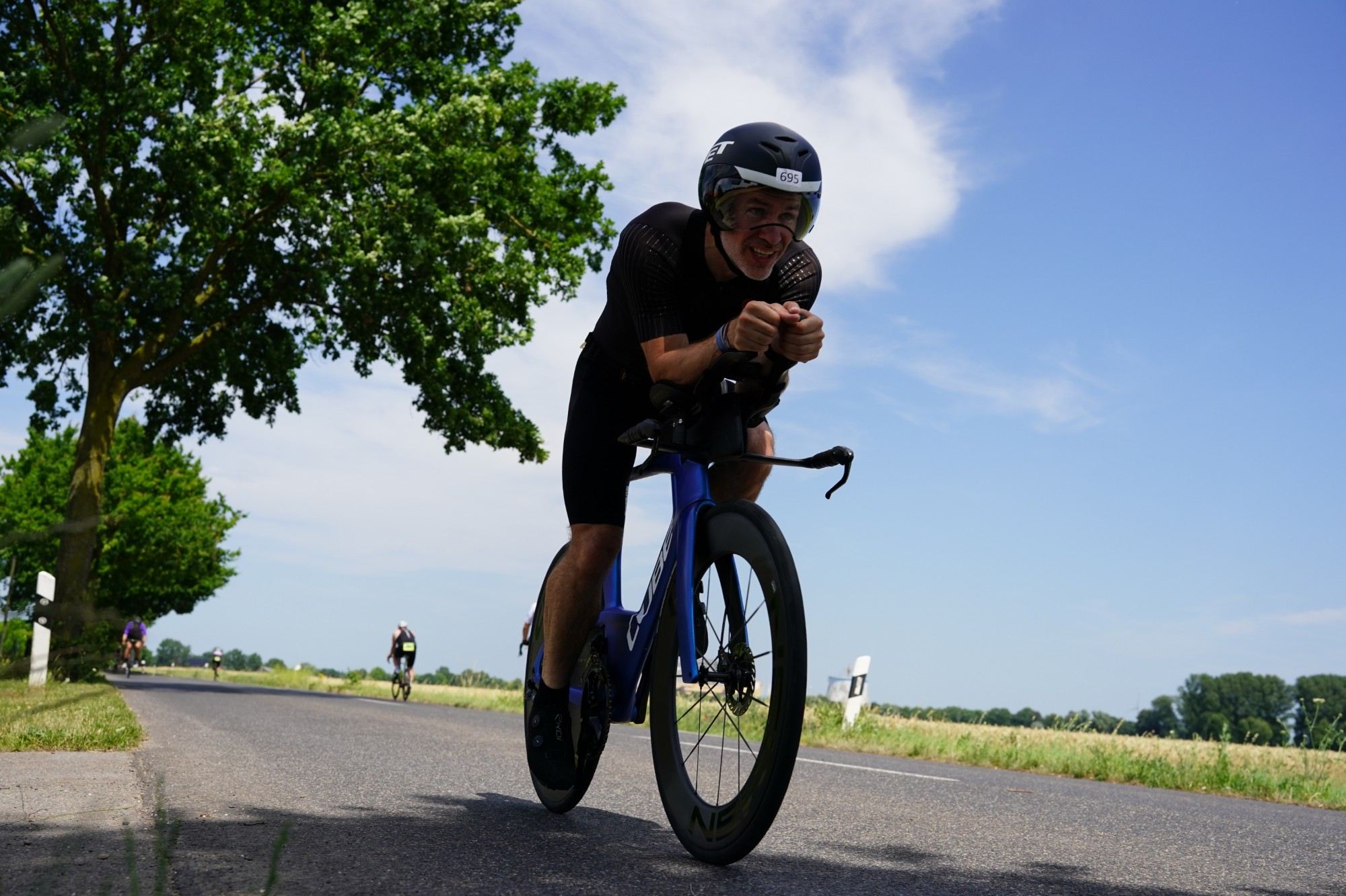 Triathlet auf dem Zeitfahrrad in Aeroposition